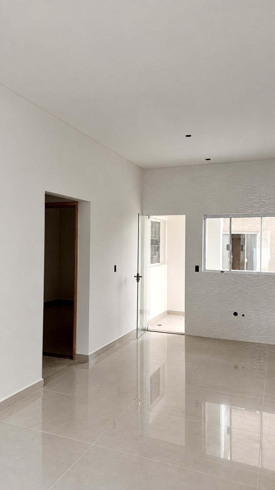 Sala da casa do Ipanema Ville, com piso porcelanato polido