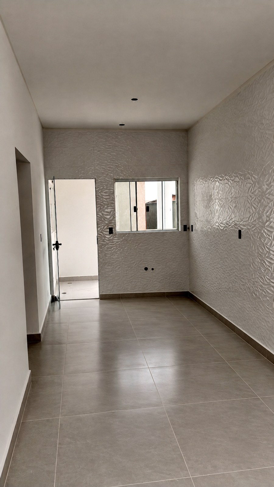 Cozinha, com revestimento em relevo nas paredes